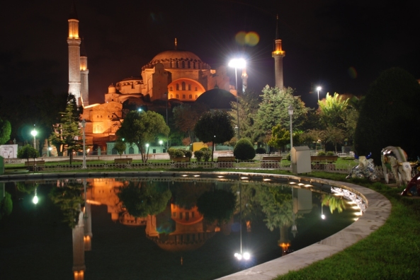 அழகிய பள்ளிவாயல்கள் (MASJID WALLPAPER) Islamic-wallpaper_masjid-wallpaper_3_hagia-sophia-in-istanbul-turkey-night1